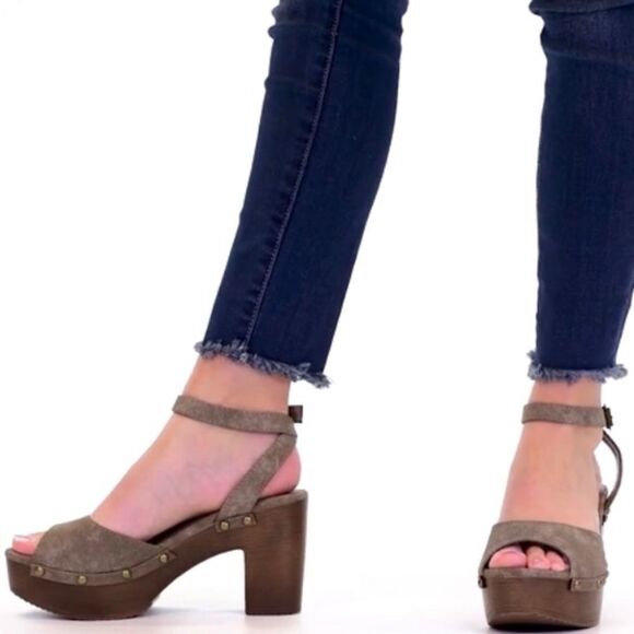 JOURNEE COLLECTION LORICA PLATFORM SANDAL in GREEN - Picture 6 of 13